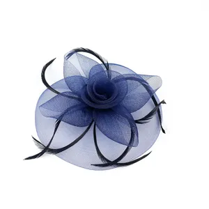 Gros plan détaillé du fascinateur fleur en tulle bleu foncé avec plumes noires pour cheveux.