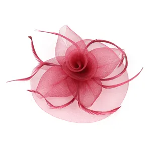 Exquise fleur rouge vin maille fascinateur plume accessoire de cheveux vue détail.