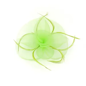 Détail d'accessoire de cheveux en résille et plumes vertes, fascinator élégant pour mariage et fête.