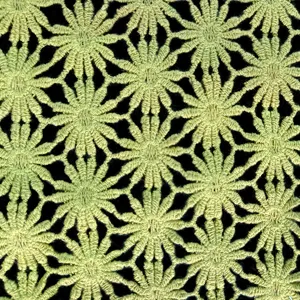 Vista dettagliata in primo piano della texture del tessuto ricamato di cotone verde fiore prugna.