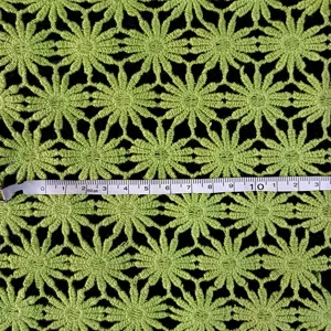 Tessuto di pizzo ricamato in cotone verde con motivo a fiore di prugno per abbigliamento.