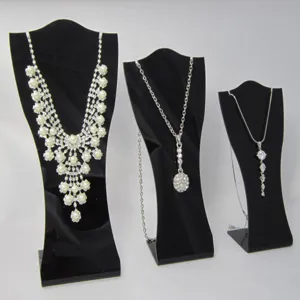 Ensemble de présentoirs de colliers en acrylique noir, détail idéal pour vitrines et bijoux.