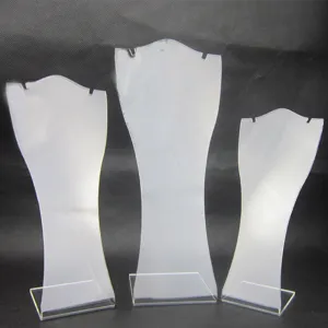 Support de présentation de collier en acrylique transparent, idéal pour vitrine de bijoux.