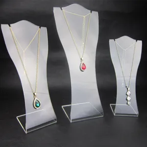 Ensemble de présentoir de collier en acrylique transparent pour vitrine de magasin de bijoux.