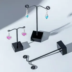 Vue détaillée du présentoir de boucles d'oreilles en métal noir et acrylique pour bijoux.