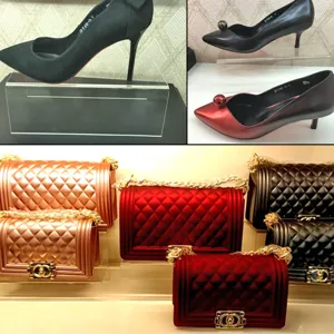 Élégants talons hauts et sacs à bandoulière matelassés présentés sur des supports.