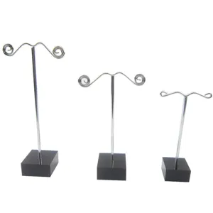Ensemble de présentoirs à boucles d'oreilles en métal avec trois hauteurs pour les bijoux.