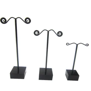 Vue détaillée de trois présentoirs à boucles d'oreilles en acrylique noir pour bijoux.