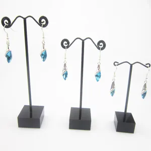 Présentoirs de boucles d'oreilles en acrylique avec boucles d'oreilles en cristal.