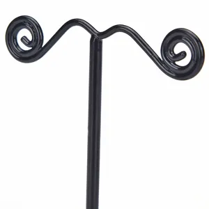 Détail de support de présentation de boucles d'oreilles en métal noir, idéal pour le rangement.