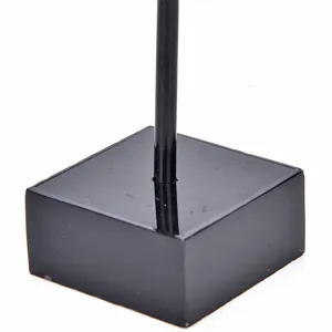 Gros plan détaillé de la base de support de boucles d'oreilles en acrylique noir, design.