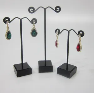 Présentoir de boucles d'oreilles en T noir avec de élégants strass en forme de goutte.
