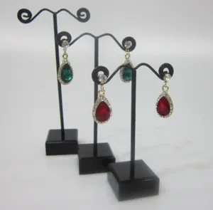 Vue détaillée de présentoirs à bijoux avec des élégantes boucles d'oreilles pendantes.