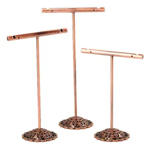 Ensemble de présentoirs à boucles d'oreilles en métal bronze, base ajourée détaillée.