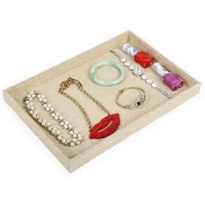 Detailansicht des Leinen Schmuckpräsentationstellers, ideal für Ketten und Armbänder.