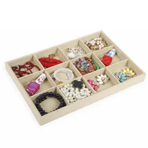 Detailansicht des beige Leinen Schmuckorganizers mit mehreren Fächern und Accessoires.