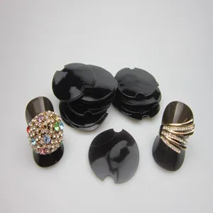 Supports de presentation de bagues en plastique noir et coussinets de rangement bijoux.