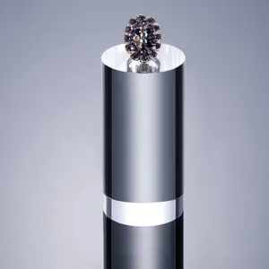 Gros plan détaillé d'une bague style vintage ornée de pierres violettes foncées.