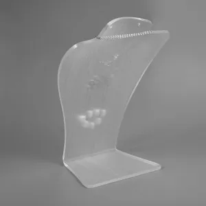 Dettaglio espositore per collane in acrilico trasparente ideale per gioielli pendenti.