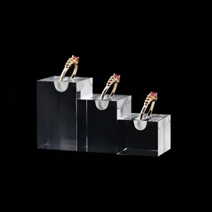 Clear acrylic ring display stand step design transparent jewelry showcase rack for retail.