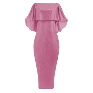 Rosa glitzerndes schulterfreies Abendkleid mit Cape Rüsche Detailansicht und Stoffstruktur.