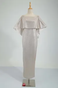 Atemberaubendes schulterfreies Pailletten Abendkleid mit Capelet und sexy Schlitz.