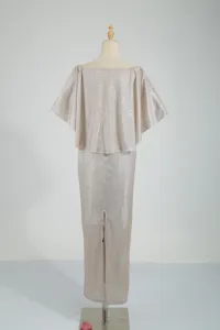 Glitzerndes schulterfreies Abendkleid mit Cape-Aufsatz und Schlitz, elegante Paillettenrobe.
