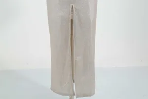 Glitzerndes Abendkleid Detailaufnahme mit elegantem Rückenschlitz und funkelndem Stoff.