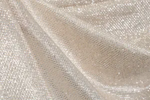 Glänzendes Metallic-Stoffdetail für Abendkleid, hochwertige schimmernde Textur.