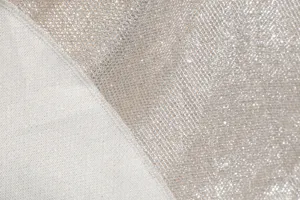 Detaillierte Makro-Nahaufnahme der schimmernden silbernen Abendkleid-Stofftextur und Naht.