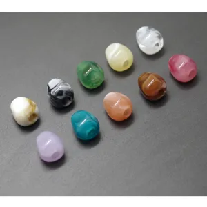 Primo piano di perline acriliche colorate con foro grande per creazione gioielli fai da te