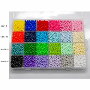 Cuentas redondas de plástico de colores accesorios de joyería DIY en caja organizadora.