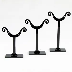Lot de trois présentoirs à boucles d'oreilles en acrylique noir avec trous multiples.