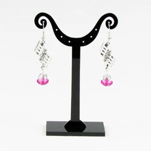 Gros plan élégantes boucles d'oreilles pendantes en argent avec cristaux rose vif.