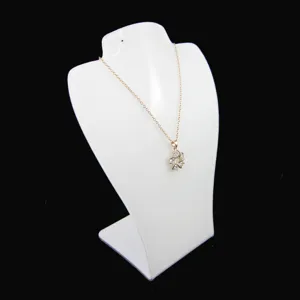 Elegante collana con ciondolo a trifoglio in oro con pietre di zircone scintillanti.