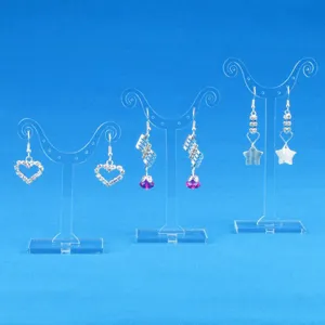 Vue détaillée de supports de présentation de boucles d'oreilles en acrylique transparent.
