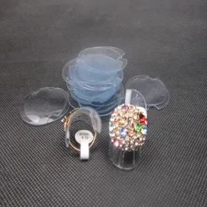 Gros plan détail de plateaux de présentation de bagues en plastique transparent empilés.
