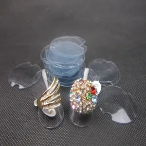Vue détaillée de présentoirs à bagues en plastique, supports de bijoux transparents.