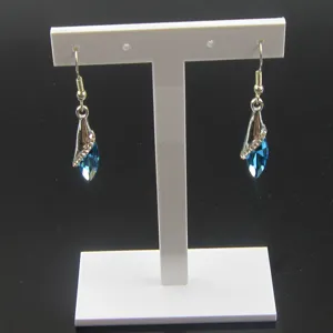 Élégantes boucles d'oreilles en argent avec pendentifs larme en cristal bleu étincelant.