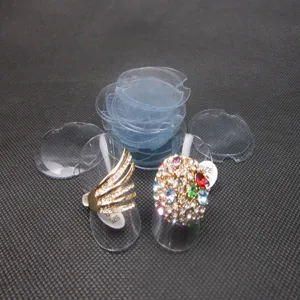 Vue détaillée de supports de présentation de bagues en plastique transparent et plateaux.