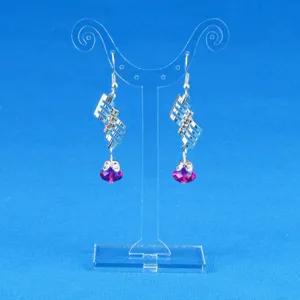 Vue détaillée du support de présentation de boucles d'oreilles en acrylique transparent.