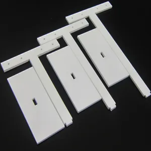 Vue détaillée des composants du support de présentation de boucles d'oreilles en acrylique blanc.