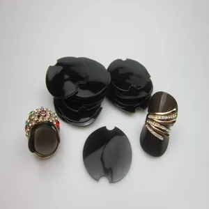 Plaquettes de présentation de bagues en plastique et feuilles de rangement pour vitrine de bijoux.