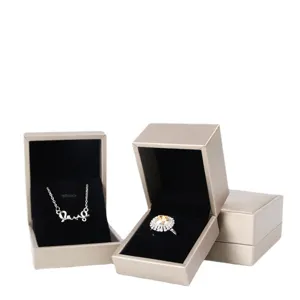 Coffret à bijoux élégant en cuir PU brossé pour bagues et colliers emballage-cadeau.
