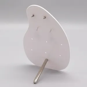 Gros plan détaillé du présentoir de boucles d'oreilles en acrylique blanc avec support en métal.
