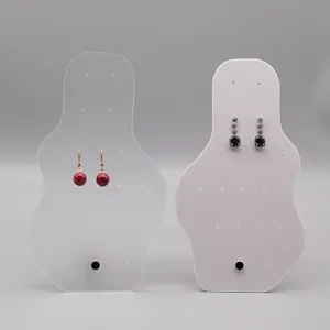 Vue détaillée du panneau de présentation de boucles d'oreilles en acrylique pour la photographie.