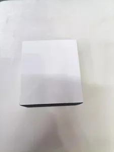Détail d'une boîte à bijoux blanche en similicuir brossé pour superbe emballage cadeau.