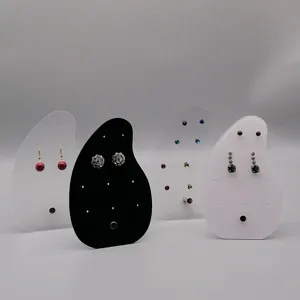 Vue détaillée de supports de présentation de boucles d'oreilles en acrylique design.