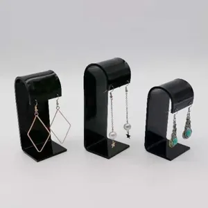 Nahaufnahme von eleganten schwarzen Acryl Ohrringständern mit verschiedenen Schmuckmodellen.