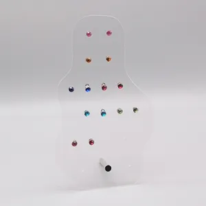 Présentoir de boucles d'oreilles en acrylique transparent avec détails de strass colorés.